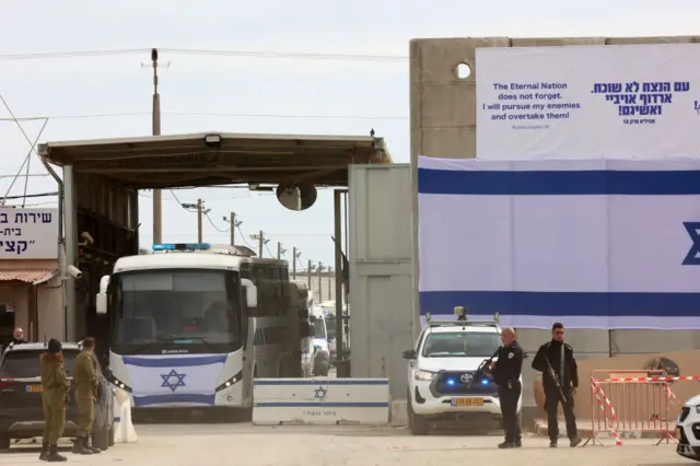 حافلات تقل سجناء فلسطينيين تغادر سجن كزيوت في صحراء النقب