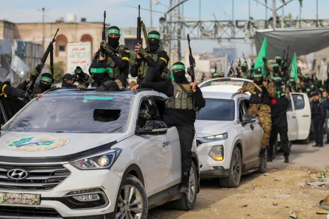 مقاتلو حماس الفلسطينيون يتجمعون استعداداً لإطلاق سراح الرهائن الذين احتُجزوا في غزة منذ هجوم السابع من أكتوبر 2023