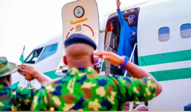 Onyeisiala Bola Tinubu na-abanye n'ụgbọelu ya