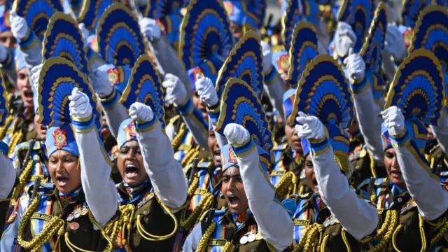 देश के 76वें गणतंत्र दिवस परेड के दौरान मार्च करते भारतीय सैनिक