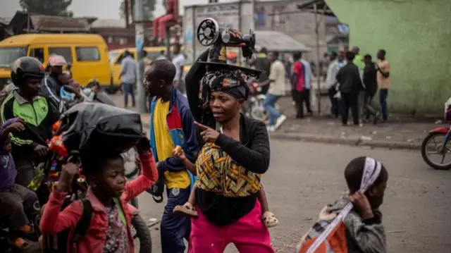 Ndị mmadụ agbaala ọsọ dịka ndịagha nnupụisi kwuru na ha ewerela obodo Congo