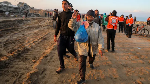 عودة النازحين إلى شمال قطاع غزة عقب انسحاب الجيش الإسرائيلي من محور نتساريم