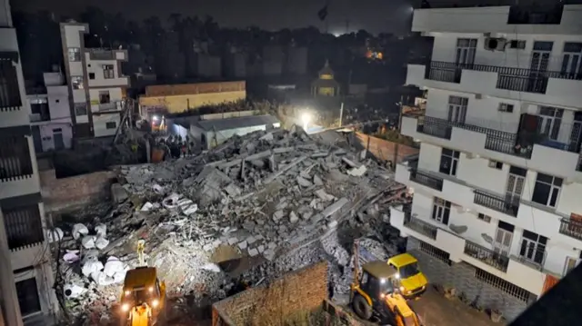 बुराड़ी में इमारत गिरी