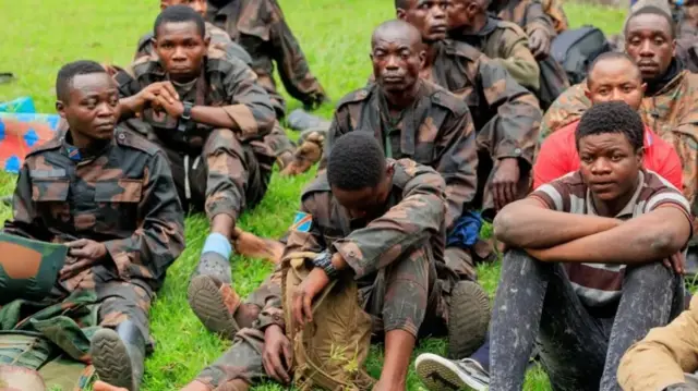 Wanajeshi wa DR Congo wamekaa chini baada ya kujisalimisha kwa wanajeshi wa Rwanda kufuatia makabiliano makali na waasi wa M23.