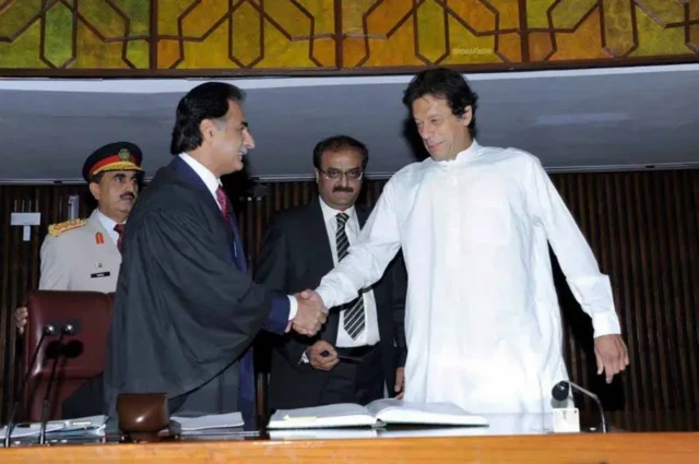 عمران خان،  ایاز  صادق