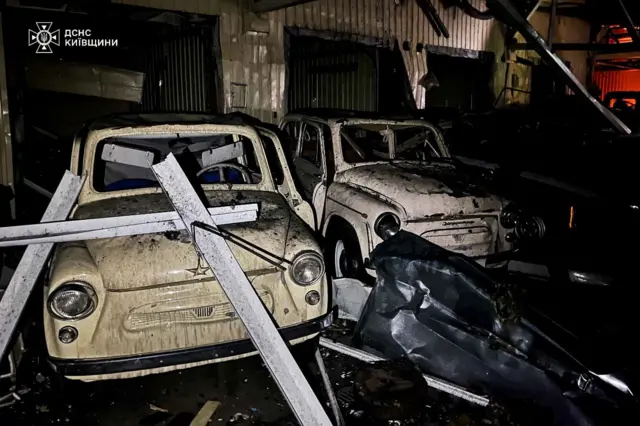 Поврежденные ретро-автомобили в музеи, фото ГСЧС