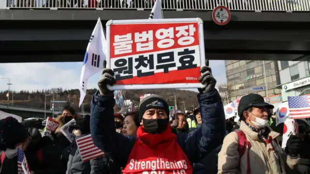 Ndị nkwado Yoon Suk Yeol na-eme ngagharịiwe n'ihu ụlọ ya