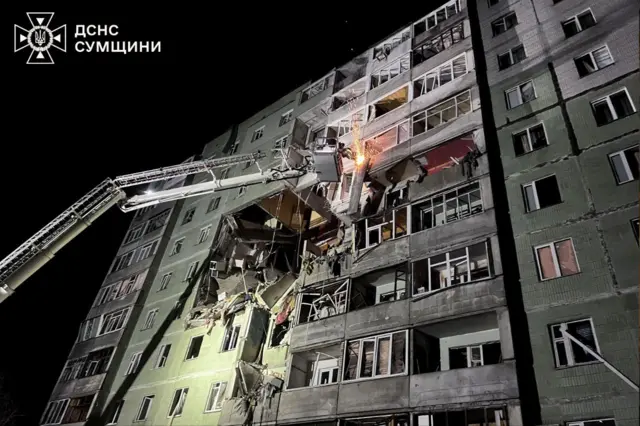 Пострадавший от удара жилой дом в Сумах
