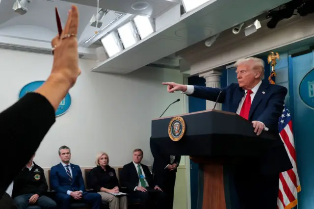 Onyeisiala mba Amerịka bụ Donald Trump oge ọ na-agwa ndị ntaakụkọ okwu banyere ọdachi ahụ