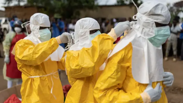Ndị ọrụ ahụike na-arụ ọrụ ebe ọrịa Ebola tiwapụrụ