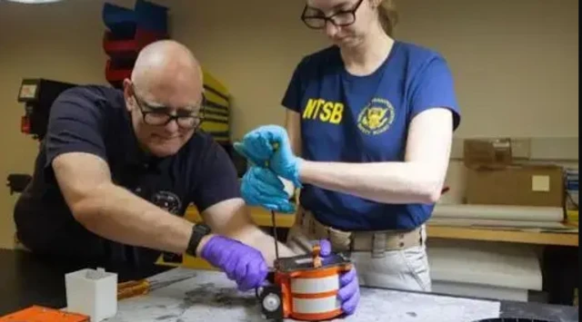 Ndịọrụ NTSB na-emepe igbe 'black box'