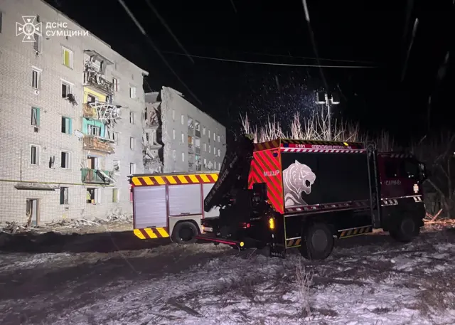 Поврежденное здание в Сумской области