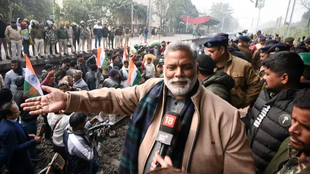 पप्पू यादव और उनके समर्थक रेल रोकते हुए