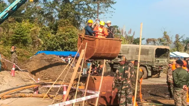 मज़दूरों को बचाने के अभियान में लगी टीम