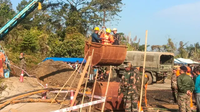 असम में कोयला खदान में मजदूर फंसे