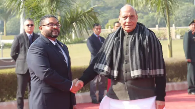 बाएं से दाएं- मालदीव के रक्षा मंत्री और राजनाथ सिंह