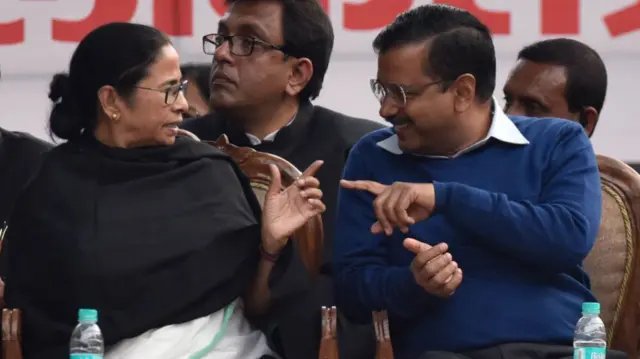 बाएं से दाएं- ममता बनर्जी और अरविंद केजरीवाल