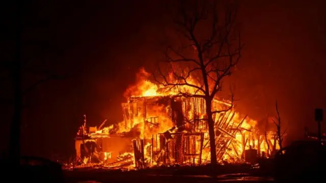 যুক্তরাষ্ট্রের লস অ্যাঞ্জেলস অঙ্গরাজ্যে ভয়াবহ দাবানল ছড়িয়ে পড়েছে