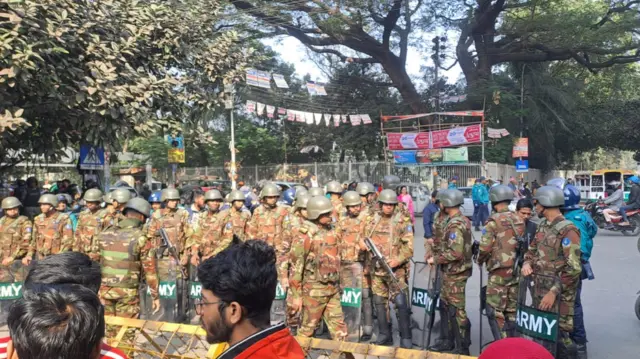 বকশীবাজার মোড়ে সেনাবাহিনীর সদস্যদের অবস্থান নিতে দেখা গেছে