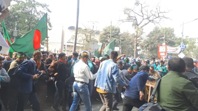 পুলিশ ব্যারিকেড ভেঙে শাহবাগে বিক্ষোভকারীরা