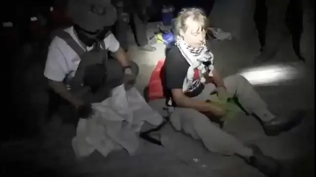 ظهور الناشطة السويدية غريتا ثونبرغ جالسةً بجانب شخص في مقطع مصور نشرته وزارة الخارجية الإسرائيلية، بينما كانت قوات الأمن الإسرائيلية تعترض سفناً في أسطول الصمود العالمي
