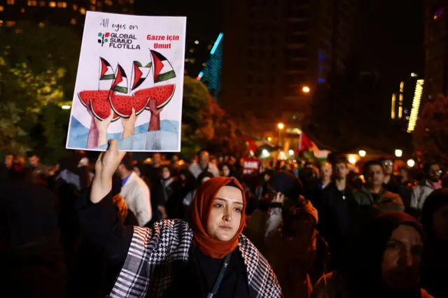 مؤيدون للفلسطينيين يشاركون في احتجاج للتنديد باعتراض سفن تابعة لأسطول الصمود العالمي، أمام السفارة الأمريكية في أنقرة