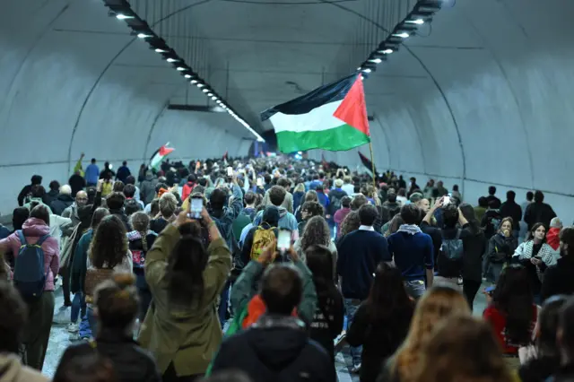 محتجون أثناء مشاركتهم في مظاهرة لدعم الشعب الفلسطيني وأسطول الصمود العالمي في روما في إيطاليا