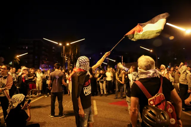 احتجاج أمام السفارة الإسرائيلية في برشلونة بعد اعتراض سفن تابعة لأسطول الصمود العالمي في طريقها إلى غزة