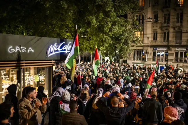 احتجاج في لوزان في سويسرا لدعم الشعب الفلسطيني وأسطول الصمود العالمي بعد أن بدأت البحرية الإسرائيلية في اعتراض قوارب من الأسطول