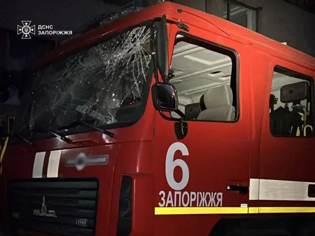 Пострадавшая при обстреле пожарная машина