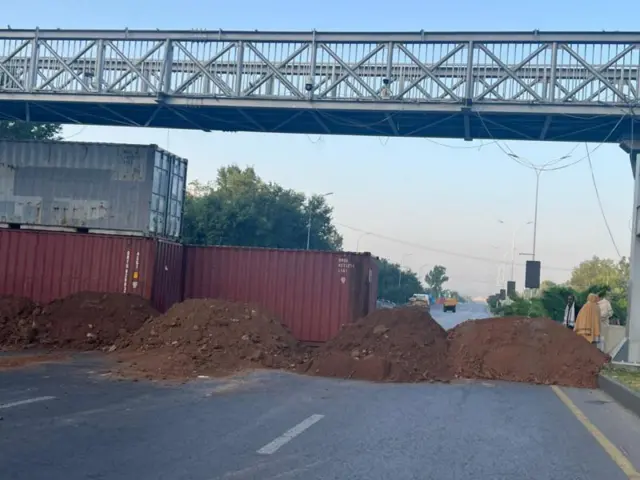 इस्लामाबाद की सड़कें बंद हैं