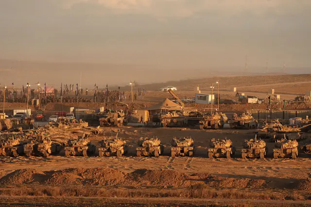 ردیف تانک‌ها روی خاک