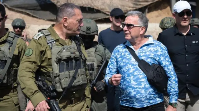 استیو ویتکوف در کنار ایال زمیر، رئیس ستاد کل ارتش اسرائیل در بازدید میدانی از نوار غزه