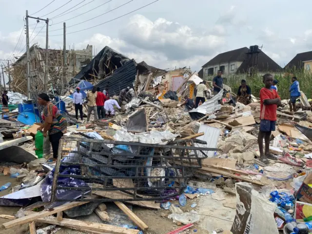 Ndị na-azụ ahịa n'ime Festac town na-akwa akwa arịrị ugbua.