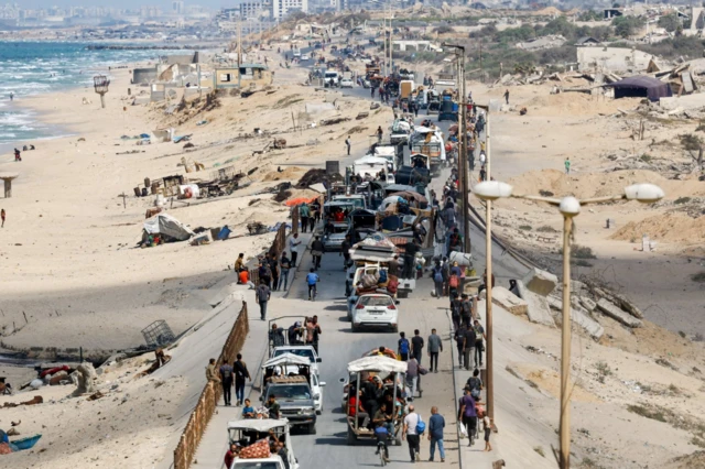 نازحون من غزة إلى الشمال