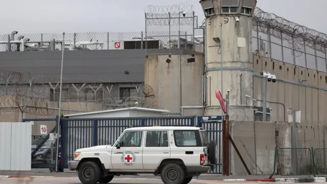 تم نقل السجناء الفلسطينيين لسجن عوفر الإسرائيلي قبيل الإفراج عنهم