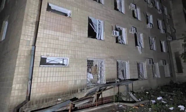 здание с выбитыми окнами