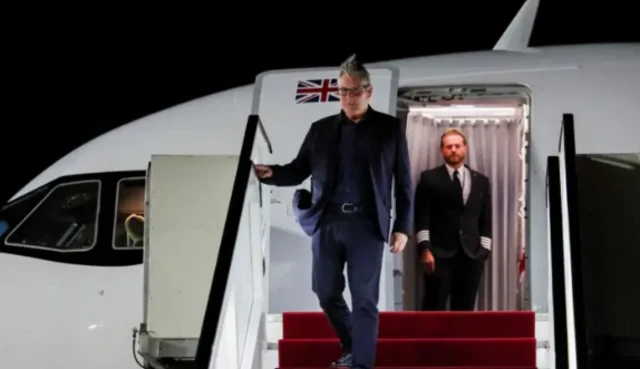 رئيس الوزراء البريطاني كير ستارمر يصل إلى مصر للمشاركة في قمة شرم الشيخ للسلام بشأن غزة
