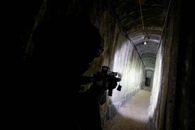 جندي إسرائيلي في نفق في مدينة غزة، في 22 نوفمبر/تشرين الثاني 2023