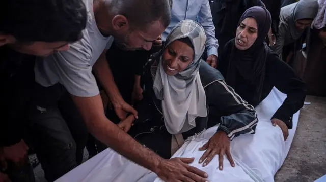 غزيون يودعون قريباً لهم قتل برصاص إسرائيلي في غزة