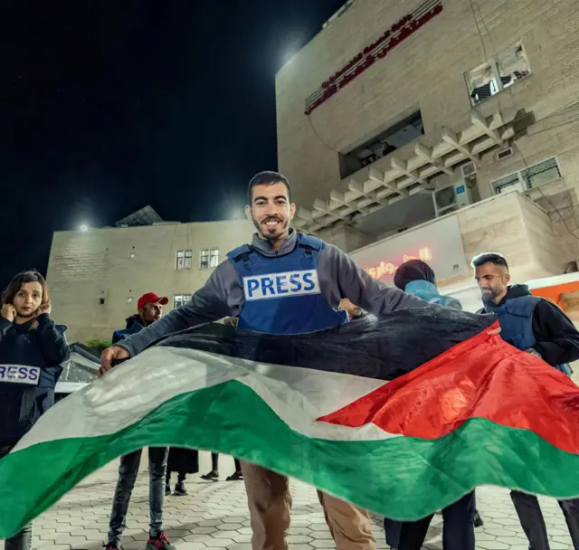 صالح الجعفراوي يمسك العلم الفلسطيني