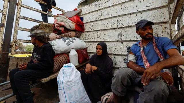 يركبون عربات غير صالحة للنقل البشري كي يتمكنوا من العودة إلى ديارهم في الشمال