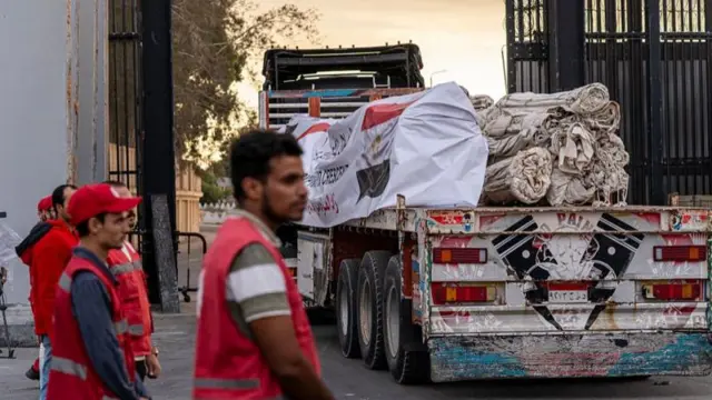 شاحنات تحمل مساعدات تدخل غزة عبر معبر رفح الحدودي صباح الأحد