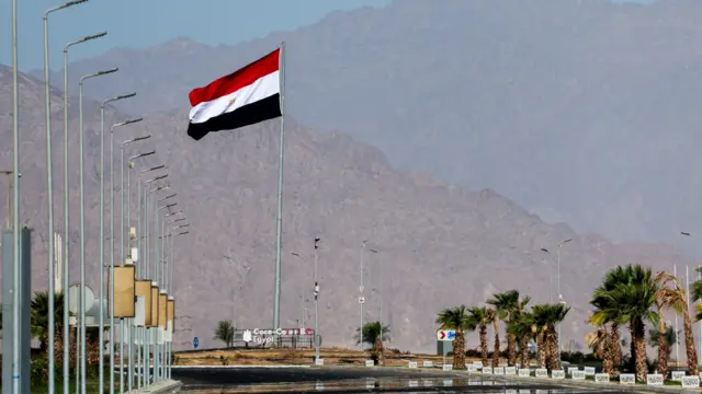 العلم المصري على سارية عالية في شرم الشيخ