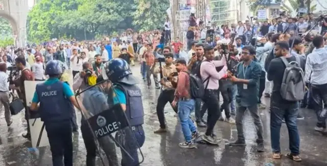 পুলিশি লাঠিপেটায় শিক্ষকদের কর্মসূচি পণ্ড