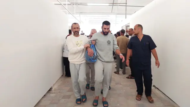 وصول سجناء فلسطينيين إلى مجمع ناصر الطبي لإجراء فحوص طبية بعد الإفراج عنهم ووصلوهم إلى قطاع غزة