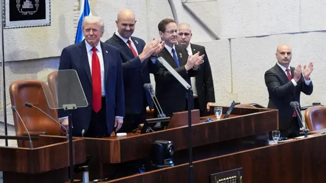 Израильские официальные лица аплодируют Дональду Трампу