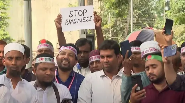 ঢাকায় কেন্দ্রীয় শহীদ মিনারে এমপিওভুক্ত শিক্ষক-কর্মচারীদের অবস্থান