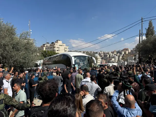 مئات الفلسطينيين يستقبلون حافلات الصليب الأحمر التي تقل السجناء الفلسطينيين في رام الله وسط الضفة الغربية المحتلة.