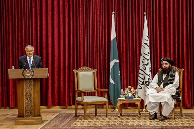 پاکستان کے نائب وزیرِ اعظم اسحاق ڈار (بائیں) اور افغانستان کے عبوری افغان وزیر خارجہامیر خان متقی۔ فائل فوٹو